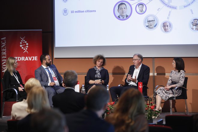 Rdeča nit okrogle mize na konferenci Zdravje 2022 je izpostavitev prispevka posameznih inovacij k modernemu zdravstvenemu sistemu. FOTO: Leon Vidic/Delo
