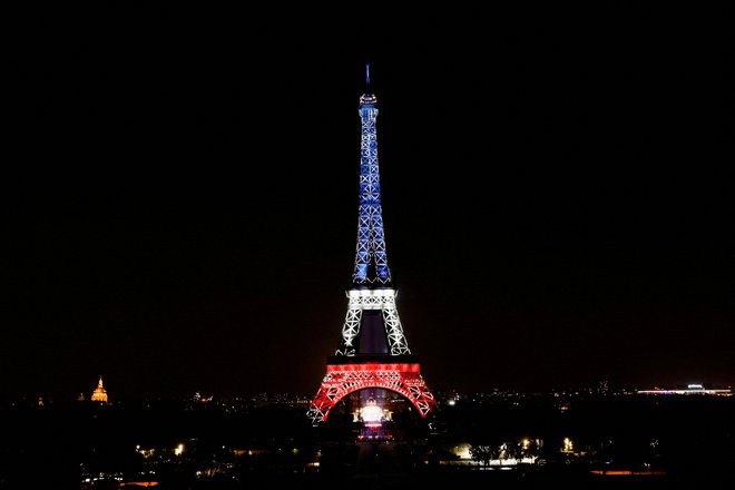 Žrtev varčevanja z elektriko bo tudi Eifflov stolp v Parizu. Po novem ne bo več osvetljen od 15 minut pred polnočjo. FOTO: Benoît Tessier/Reuters
