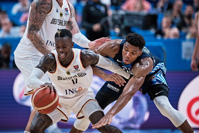 Dennis Schröder (levo) je v torek prekosil še Giannisa Antetokounmpa. FOTO: FIBA
