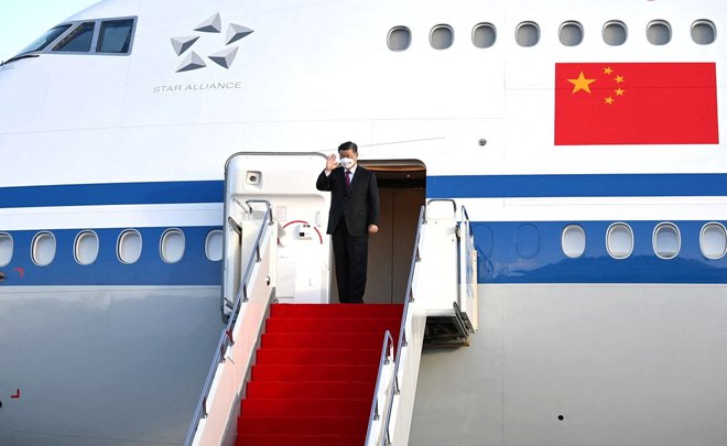 Kitajski predsednik Xi Jinping je včeraj v Kazahstanu začel prvi obisk v tujini od začetka pandemije covida-19. FOTO: Reuters
