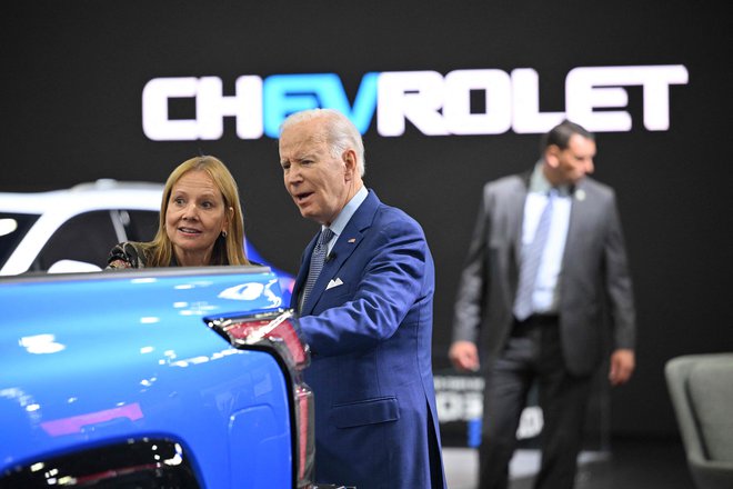 Ameriški predsednik Joe Biden je včeraj obiskal avtomobilski sejem v Detroitu.Foto Mandel Ngan/AFP
