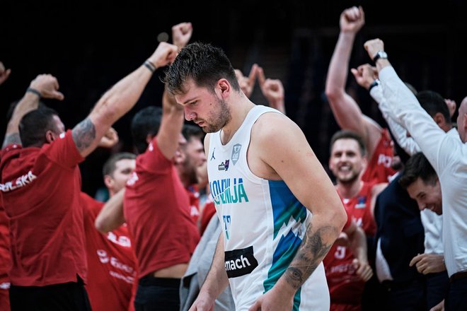 Luka Dončić razočaran zapušča eurobasket, Poljaki so navdušeni. FOTO: FIBA
