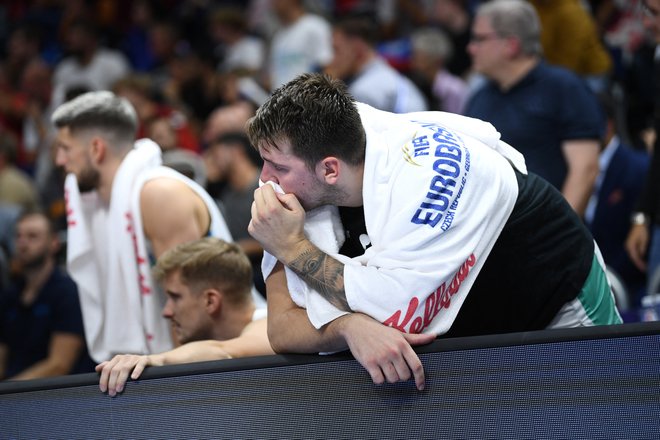 Zaradi petih osebnih napak Luka Dončić ni odigral zadnjih nekaj minut dramatičnega četrtfinala. FOTO: Annegret Hilse/Reuters
