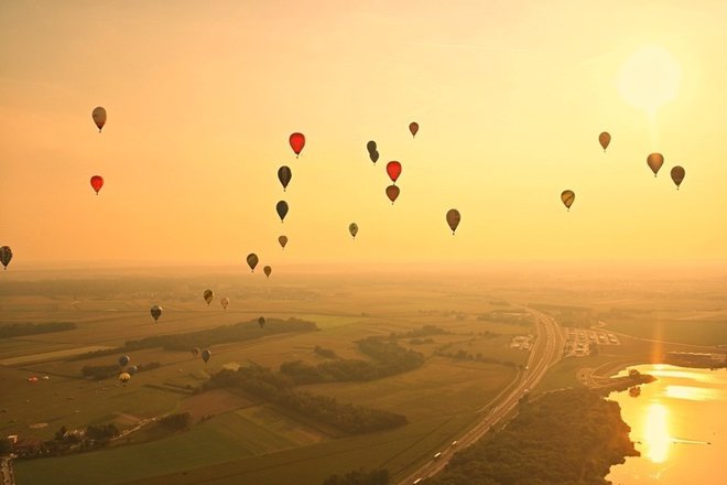 Množica pisanih balonov v zraku bo vsekakor paša za oči, ki bo v Pomurje gotovo privabila množico ljubiteljev toplozračnih balonov iz Slovenije in tujine. FOTO: Arhiv Polet/Delo
