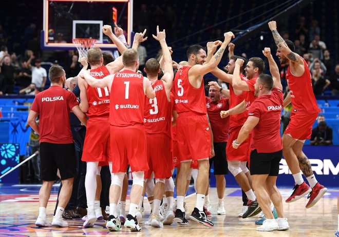 Poljski košarkarji so se zasluženo veselili prve uvrstitve v polfinale evropskega prvenstva po več kot 50 letih. FOTO: Annegret Hilse/Reuters

