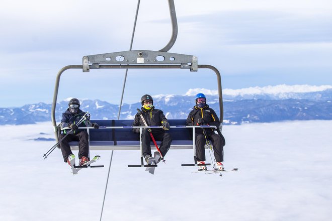 Umetnega zasneževanja smučišč trenutne cene energentov ne dopuščajo, to pa ogroža celoten slovenski zimski turizem. FOTO: Voranc Vogel/Delo
