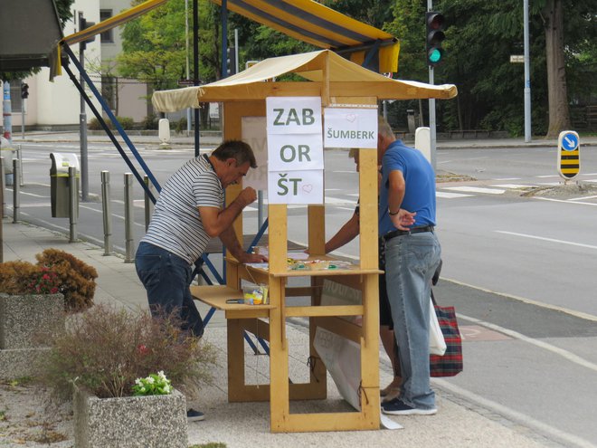 Na stojnici na Ljubljanski cesti v Domžalah zbirajo podpise za razpis referenduma. Foto Bojan Rajšek
