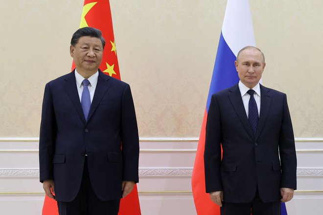 Xi Jinping in Vladimir Putin sta snela masko kljub strogim epidemiološkim ukrepom, pri katerih je obsesivno vztrajal kitajski protokol. FOTO:&nbsp;Alexandr Demyanchuk/AFP
