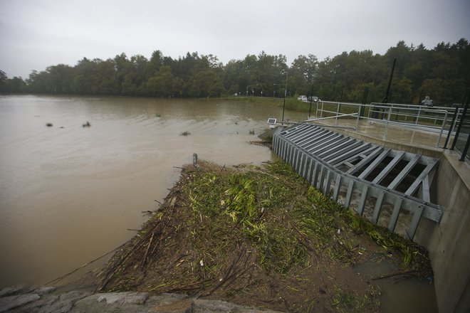 Zbiralnik vode pri Tehnološkem parku v Ljubljani. FOTO: Jože Suhadolnik/Delo
