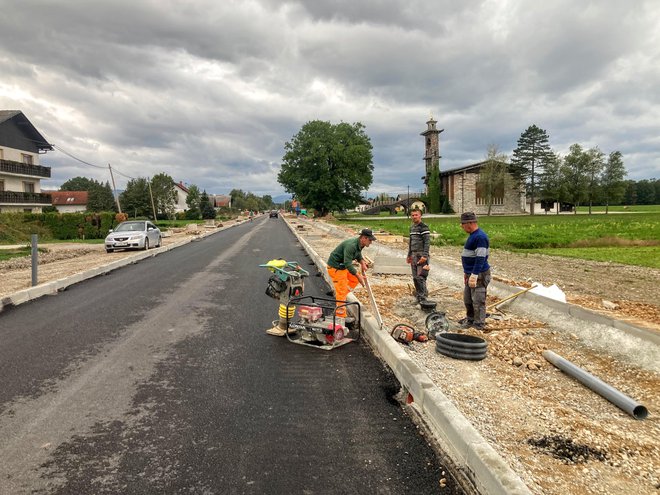 Prvi kilometer črnovaške ceste je že asfaltiran. Fotografije Jaroslav Jankovič
