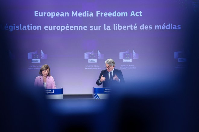 Podpredsednica evropske komisije Věra Jourová in Thierry Berton, komisar EU za notranji trg, sta predstavila predlog akta o svobodi medijev. FOTO: Kenzo Tribouillard/AFP
