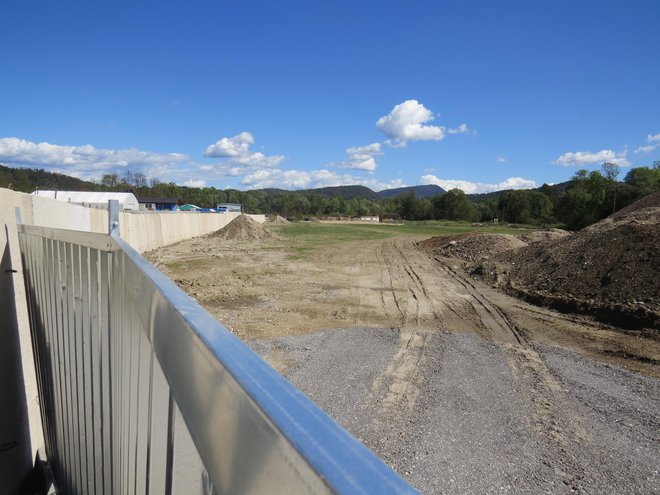 Podjetje Šuštar Trans je ogradilo zemljišče in prestavilo del potoka Mlinščica, zato je med krajani završalo. FOTO: Bojan Rajšek/Delo
