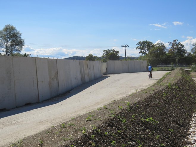 Podjetje Šuštar Trans je ogradilo zemljišče in prestavilo del potoka Mlinščica, zato je med krajani završalo. FOTO:&nbsp;Bojan Rajšek/Delo
