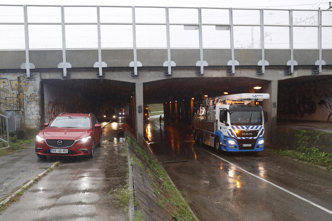 Zaradi močnega dežja zalilo podvoz v Zalogu. FOTO: Leon Vidic/Delo
