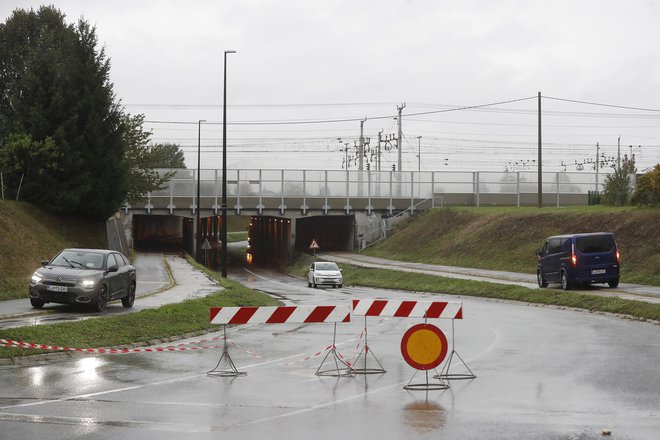 Dež povzroča težave v prometu. FOTO: Leon Vidic/Delo
