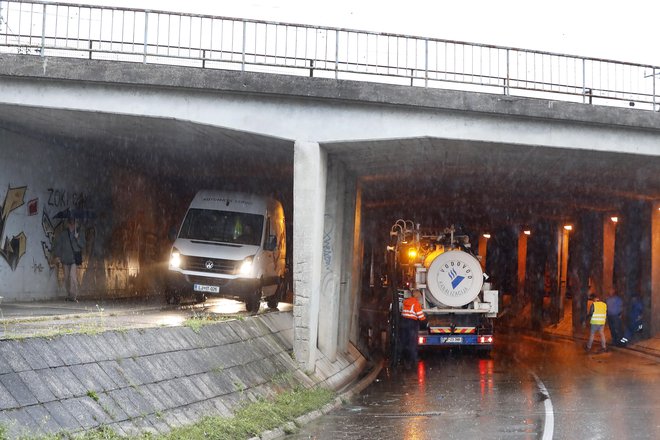 Čiščenje podvozov. FOTO: Leon Vidic/Delo
