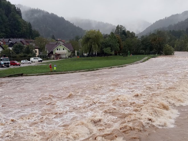 Visok vodostaj Poljanske Sore v Škofji Loki. FOTO: Vojko Urbančič/Delo
