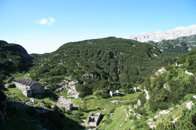 Ostanki italijanskih gorskih obmejnih kasarn ob nekdanji rapalski mej. FOTO BLAŽ MOČNIK
