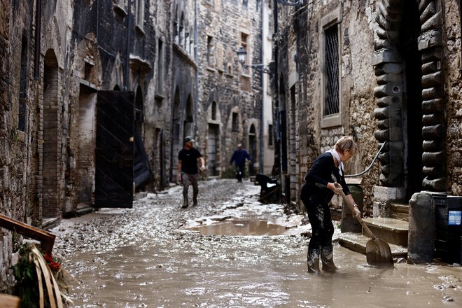 Ulice so se spremenile v hudournike. FOTO: Yara Nardi/Reuters
