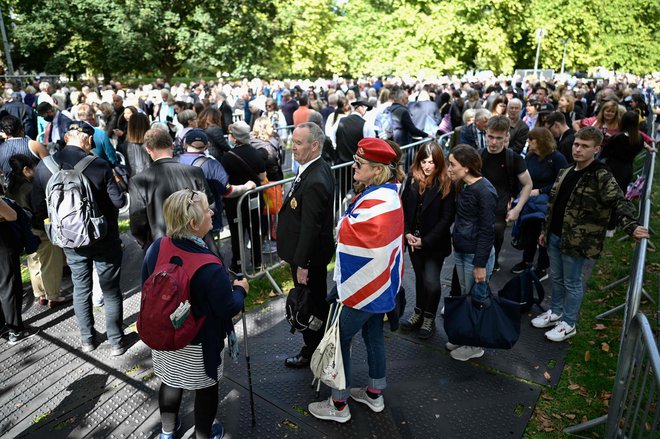 Približno pet kilometrov od Southwarka v jugovzhodnem Londonu do Westminstra se vije kolona v poklon preminuli kraljici, predvidena čakalna doba pa je lahko tudi do 14 ur. FOTO: Loic Venance/AFP
