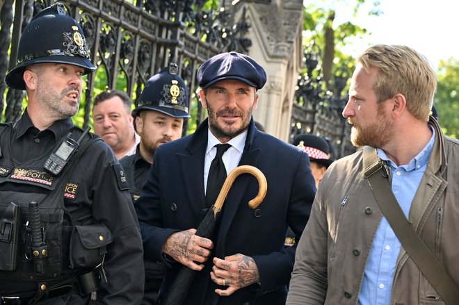 David Beckham se je poklonil kraljici. FOTO: Louisa Gouliamaki/ AFP
