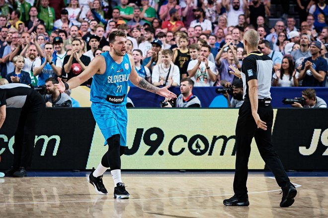 Padec na trdna tla je bil za šampione, kot so Luka Dončić in drugi slovenski košarkarji, boleč. FOTO: Annegret Hilse/Reuters FOTO: Annegret Hilse/Reuters
