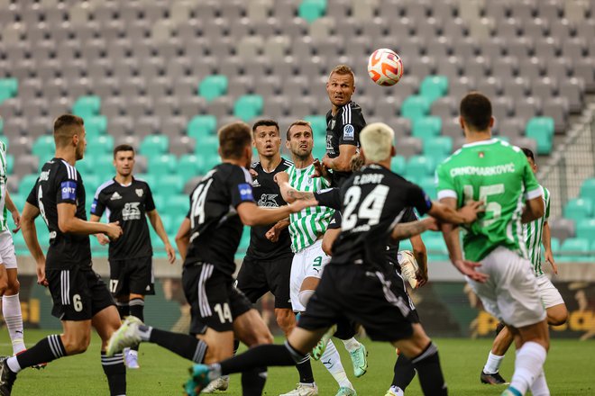 Olimpija in Mura sta sezono odprla v Stožicah, kjer so bili gostje boljši, zmaga pa je ostala doma. Kako bo v Fazaneriji? FOTO: Črt Piksi/Delo
