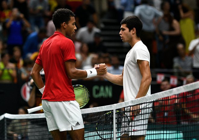 Kanadčan Felix Auger Aliassime, 13. na lestvici ATP, je v Davisovem pokalu pripravil presenečenje v dvoboju proti Španiji, saj je premagal zmagovalca OP ZDA Carlosa Alcaraza (desno). FOTO: Pablo Morano/Reuters
