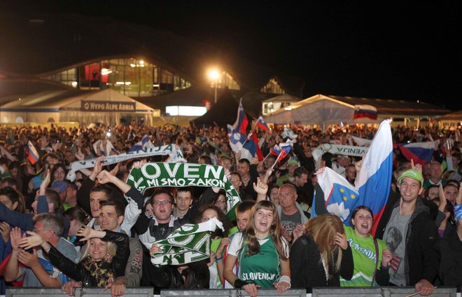 Slovenski navijači so leta 2013 preplavili Stožice in območje pred dvorano. FOTO: Igor Mali
