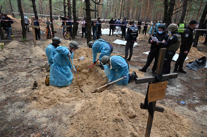 Na obrobju mesta Izjum so našči množična grobišča. FOTO:&nbsp;Sergey Bobok AFP
