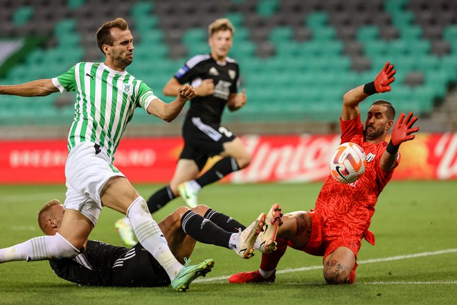 Nogometaši Olimpije so proti Muri zaostajali že z 0:2, na koncu pa so se veselili zmage. FOTO: Črt Piksi/Delo
