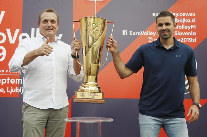 Tomislav Šmuc (desno) ob predsedniku Odbojkarske zveze Slovenije Metodu Ropretu v vlogi ambasadorja domačega eurovolleyja 2019. FOTO: Leon Vidic/Delo
