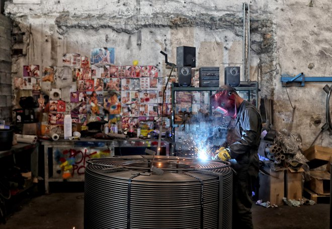 Veliko energetsko intenzivnih podjetij že zdaj krči proizvodnjo, a to je le začasen ukrep, ki še ne vpliva bistveno na zaposlovanje. Foto Blaž Samec
