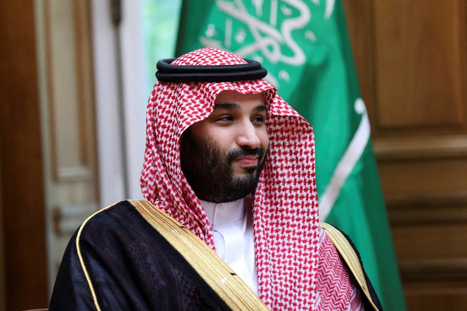 Novica je v nasprotju s pred tem objavljenimi napovedmi Velike Britanije, da se bo Mohamed bin Salman&nbsp;pogreba udeležil.&nbsp;FOTO: Louiza Vradi/Reuters
