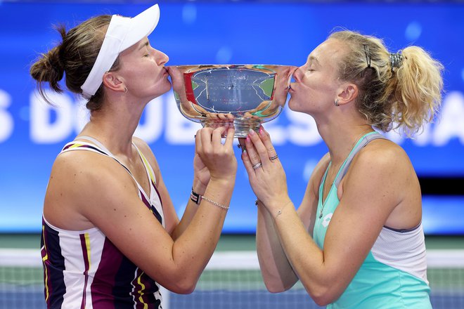 Katerina Siniakova (desno) je pred kratkim na OP ZDA zmagala v konkurenci dvojic z Barboro Krejćikovo. FOTO: Foto Matthew Stockman Afp
