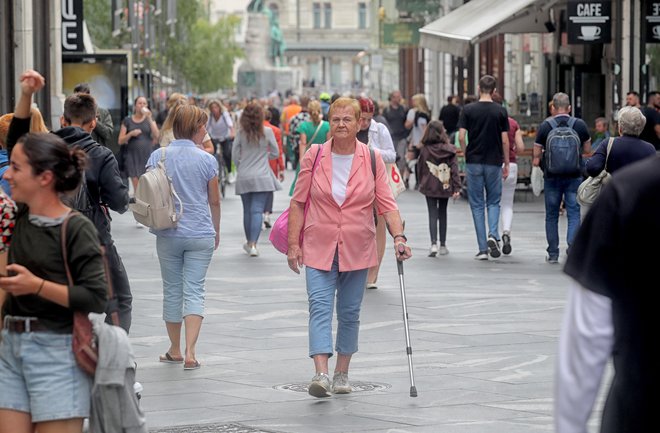 Pomembno je, kako doživljamo in sprejemamo svojo starost, kar je odvisno od nas samih, z vidiki staranja se ukvarja gerontologija. FOTO: Blaž Samec/Delo
