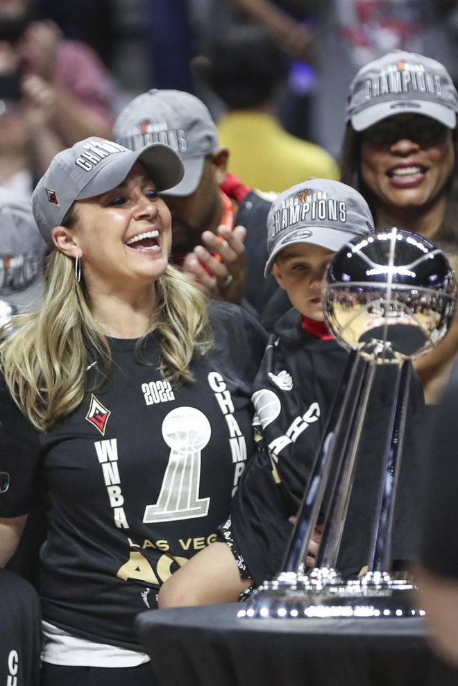 Trenerka Becky Hammon&nbsp;je z varovankami dvignila pokal z zgodovinsko težo. FOTO: Wendell Cruz/USA Today Sports
