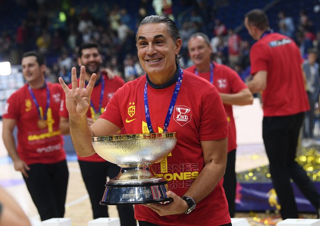 Sergio Scariolo je spet prijel za eno najbolj cenjenih trofej v svetu košarke. FOTO: Annegret Hilse/Reuters
