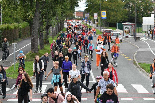 Edinstvena priložnost voziti se tam, kjer se sicer vozijo avtomobili, je zgolj enkrat letno. FOTO: Marko Pigac
