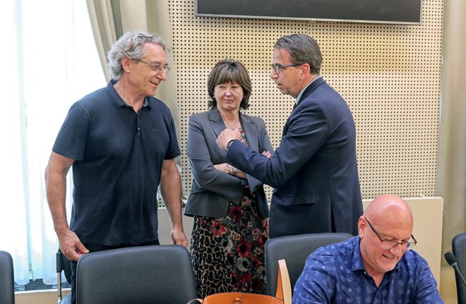 Prerdstavniki vlade in sindikatov javnega sektorja bodo, kot vse kaže, prihodnji ponedeljek parafirali dogovor o zvišanju plač, višjem nadomestilu za malico in poračunu regresa. Foto Blaz Samec
