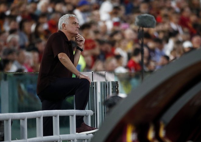 Jose Mourinho je po tem, ko ga je&nbsp;sodnik Daniele Chiffi izključil, našel dobro&nbsp;mesto za spremljanje tekme. FOTO:&nbsp;Alessandro Garofalo/Reuters
