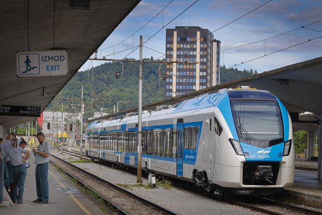 Prebivalci Slovenije 70 odstotkov vseh poti še vedno naredijo z avtomobilom. FOTO:&nbsp;Jože Suhadolnik/Delo
