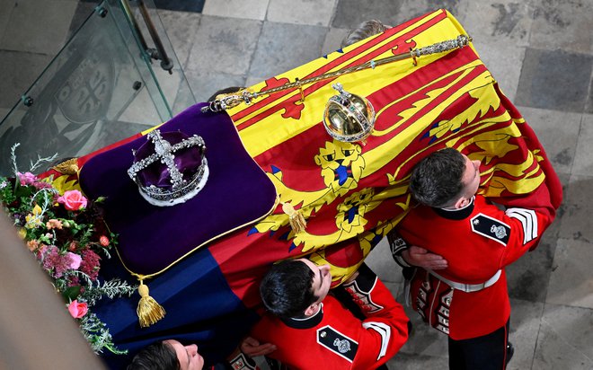 Množice na ulicah Londona. FOTO: Justin Tallis/AFP
