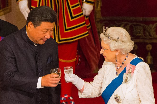 Kraljica Elizabeta II. je leta 2015, ki so ga razglasili za zlato obdobje medsebojnih odnosov, gostila banket v čast kitajskemu partijskemu voditelju Xi Jinpingu. FOTO: Dominic Lipinski/AFP
