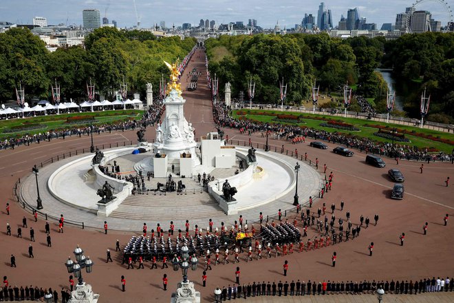 Še zadnjič po Londonu in mimo Buckinghamske palače. FOTO: Chip Somodevilla/ AFP
