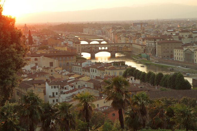Slikoviti most Ponte Vecchio, kot ga lahko vidimo s priljubljene razgledne točke, Michelangelovega trga. FOTO: Mateja Toplak
