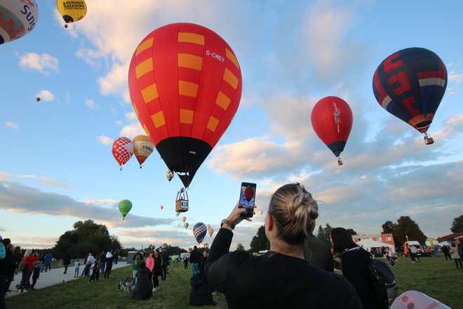 V tekmi za čim boljšim rezultatom balonarji včasih letijo zelo nizko, na dosegu rok. FOTO: Jože Pojbič
