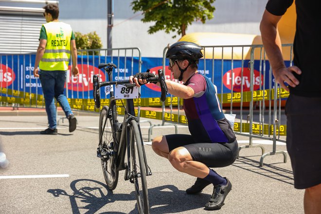 Z raztezanjem skozi zapestje, podlaket in biceps lahko pomagate ohraniti mišice okoli komolčnega sklepa ohlapne in brez bolečin. FOTO: Arhiv Polet/&nbsp;Črt Piksi
