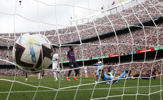 Na Camp Nou se vrača vzdušje pred krizo, FC Barcelona že po letih izgub že posluje z dobičkom. FOTO: Albert Gea/Reuters
