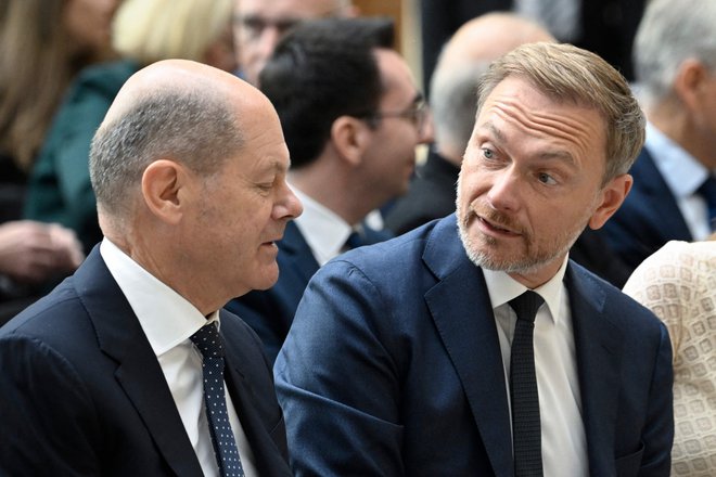 Finančni minister Christian Lindner (desno, ob njem kancler Olaf Scholz) v poslovanju javne radiotelevizije vidi veliko potenciala za varčevanje.

FOTO:&nbsp;Tobias Schwarz/AFP
